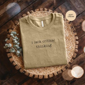 Grappig T-shirt met sarcastische humor: ontwerp zonder kritisch denken, geestig statement, vrijetijdskleding | Cadeau-idee, gespreksstarter
