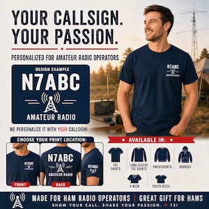 Puede incluir: Una camiseta azul marino con un estampado gráfico blanco de un icono de torre de radio y el texto N7ABC AMATEUR RADIO. El diseño se muestra en la parte delantera, trasera y manga, con opciones de camisetas de manga larga, sudaderas y sudaderas con capucha.