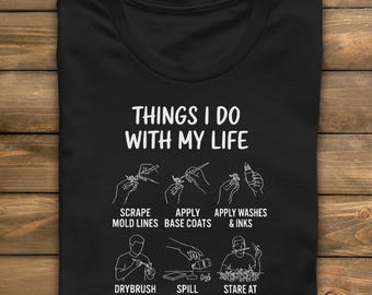 Diseño de camiseta de pintura en miniatura: humor sobre juegos de mesa con actividades divertidas.
