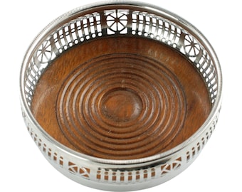 Posavasos vintage de Barker Ellis con baño de plata calada, inserción de madera torneada, parte inferior forrada de terciopelo azul, fabricado en Inglaterra.
