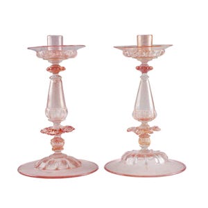 Candelabros cónicos vintage Salviati de cristal de Murano rosa soplado a mano con detalles floriformes y detalles dorados. 26,7 cm de alto.