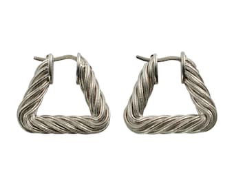 Pendientes de aro triangulares con diseño de cable trenzado de Bottega Veneta, plata de ley, 17 gramos, caja y bolsa de Bottega Veneta, folleto informativo.