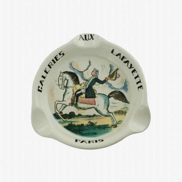 Vintage Sarreguemines 'Galeries aux Lafeyette Paris' 3-Rest Faïence Ashtray, Marquis de Lafayette, ÉDiTiON DE 'LA MAiTRiSE