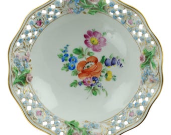 Bol antiguo de porcelana Carl Thieme con base calada, decorado con flores y hojas modeladas a mano y flores de Dresde pintadas a mano.