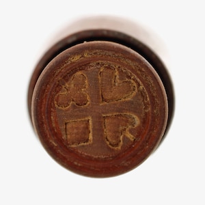 Copo de êmbolo com estampa de manteiga de madeira esculpida antiga com ternos de cartas de jogo, corações, diamantes, espadas e clubes