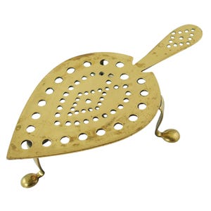 Vintage messing onderzetter met cabrioletpoten en afgeronde poten