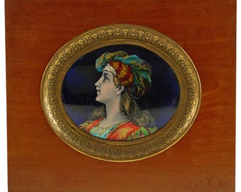 Placa ovalada convexa de cobre, antigua de Limoges francesa, pintada a mano con esmalte en marco de madera y detalles de latón repujado.