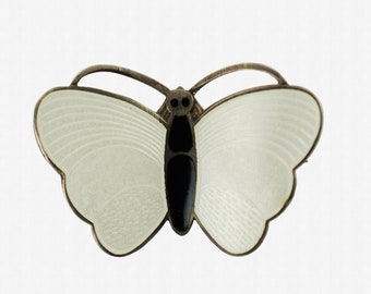 Antiguo broche de mariposa de plata esterlina esmaltado noruego con alas blancas y bisagra de tubo de cuerpo negro y cierre en C