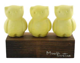 Escultura modernista vintage de Monika Kristian: Tres búhos de cerámica amarillos sobre pedestal de madera.