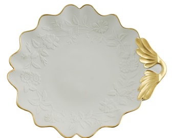 Plato antiguo de porcelana italiana Marbro Bisque con borde festoneado, relieve floral, borde y asa dorados.