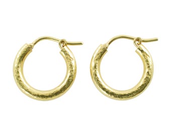Pendientes de aro grandes Elizabeth Locke de oro amarillo de 19k martillados a mano.