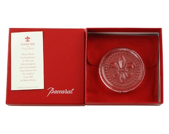 Pisapapeles vintage de cristal de Baccarat con flor de lis, con temática de coñac Rémy Martin Luis XIII. Caja, bolsa y encarte originales. Como nuevo.