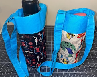 Portabotellas infantil ajustable y reversible de algodón – Bandolera de tela lavable para el colegio/guardería