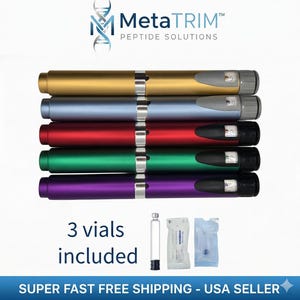 Op de afbeelding: Een assortiment van vijf gekleurde peptide-oplossingspennen in goud, blauw, rood, groen en paars. De pennen zijn verticaal gestapeld, met het "MetaTRIM"-logo bovenaan. De afbeelding bevat ook drie vials en de tekst "3 vials included."