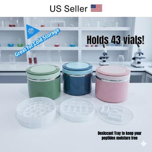 Puede incluir: Tres recipientes aislados en verde, azul y rosa, cada uno con una tapa a juego y ribete plateado. Los recipientes están diseñados para contener 43 viales e incluyen una bandeja desecante. El texto dice "Great for Cold Storage".