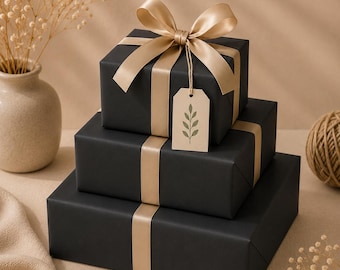 Rotolo di carta da regalo nera, opaca, tinta unita, ideale per compleanni e festività, confezioni moderne e minimaliste.