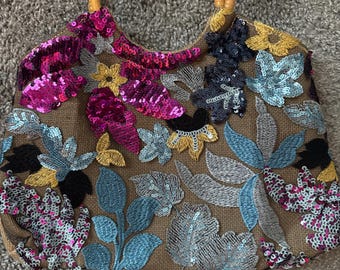 Bolsa/mochila com lantejoulas florais