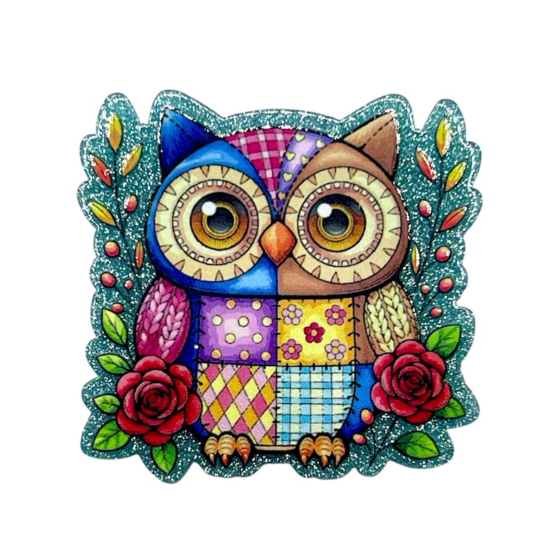 K&ouml;nnte beinhalten: Ein farbenfroher Aufkleber in Eulenform mit Patchwork-Design. Die Eule hat blaue, braune, violette und gelbe Bereiche mit gro&szlig;en, detaillierten Augen. Rote Rosen und gr&uuml;nes Laub umrahmen die Eule auf wei&szlig;em Hintergrund.