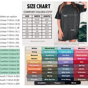 Puede incluir: Tabla de tallas para camisetas unisex Comfort Colors C1717, con medidas en pulgadas. La tabla incluye tallas S a 4XL, junto con una paleta de colores con varios tonos como blanco, negro y azul. Una modelo lleva una talla Large.