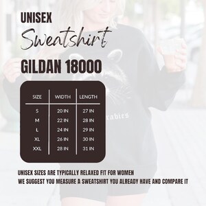 Puede incluir: Sudadera unisex negra con un gr&aacute;fico de mapache. La imagen incluye una tabla de tallas con medidas en cm: S (51 cm de ancho, 69 cm de largo), M (56 cm de ancho, 71 cm de largo), L (61 cm de ancho, 74 cm de largo), XL (66 cm de ancho, 76 cm de largo) y XXL (71 cm de ancho, 79 cm de largo).