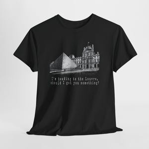 Könnte beinhalten: Schwarzes T-Shirt mit einer Grafik des Louvre-Museums in Paris, Frankreich, mit der Glaspyramide und dem Museumsgebäude. Der Text "I'm heading to the Louvre, should I get you something?" ist unter dem Bild aufgedruckt.