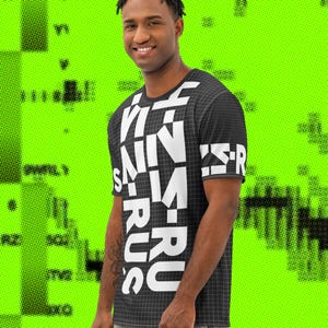 Puede incluir: Camiseta gráfica en blanco y negro con el texto "VIRUS" en letras blancas grandes. La camiseta tiene un patrón de cuadrícula y está sobre un fondo verde brillante.