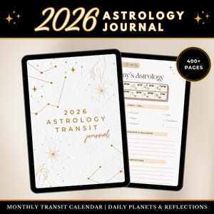 以下が含まれることがあります： 黒い縁取りのある2つの開いた占星術ジャーナル。最初のジャーナルの表紙には、金色の星座デザインで「2026 Astrology Transit Journal」と書かれています。2番目のジャーナルには、占星術のチャートとプロンプトで「Today's Astrology」が表示されます。ジャーナルは400ページ以上あります。