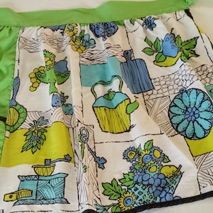 1960's Ladies Waist Apron, Kitchen Images, Retro, Coffee Grinder, Coffee Pot, Skeleton Keys, Cutting Board, Flowers, Pocket