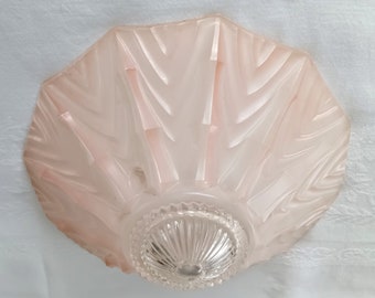 Accesorio de techo de vidrio rosa de la década de 1930, Art Déco de mediados de siglo, Regencia de Hollywood, vidrio rosa estriado y esmerilado