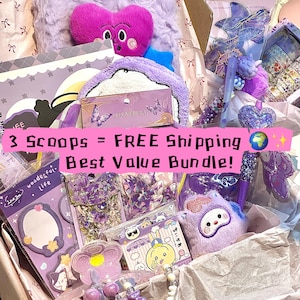 Op de afbeelding: Een doos gevuld met diverse paarse en lavendelkleurige items. Inclusief een pluchen hart, een haarband, stickers, een pen en andere accessoires. De tekst "3 Scoops = FREE Shipping Best Value Bundle!" is zichtbaar.