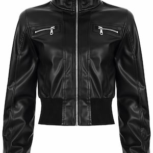 Puede incluir: Chaqueta negra de cuero sintético con cuello alto y cremallera completa. La chaqueta tiene dos bolsillos con cremallera en el pecho y puños y dobladillo de canalé. Estilo clásico.