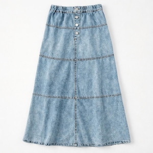 Peut inclure: Jupe en jean bleu clair avec une taille élastique et une fermeture boutonnée. La jupe présente un design à plusieurs niveaux avec des coutures horizontales et une silhouette légèrement évasée. Le tissu a un effet délavé.