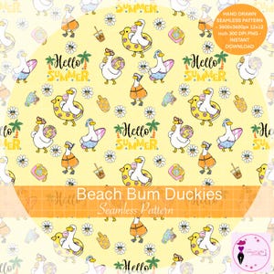 Peut inclure: Un motif sans couture avec des canards de dessin animé en tenue de plage, avec des maillots de bain, des chapeaux et des lunettes de soleil, sur un fond jaune. Le motif comprend le texte "Hello Summer" et "Beach Bum Duckies".