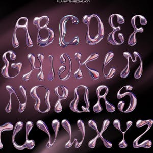 Könnte beinhalten: Ein vollständiges Alphabet in einer glänzenden, metallischen, blasenartigen Schriftart. Die Buchstaben von A bis Z sind in einem reflektierenden, irisierenden Lilaton vor einem dunklen, farbverlaufenden Hintergrund dargestellt. Das Bild ist mit "PLANWITHMEGALXY" beschriftet.