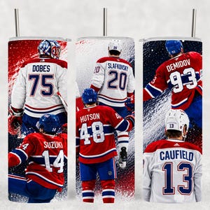 Peut inclure: Un gobelet cylindrique en métal avec une paille présentant un collage de joueurs de hockey en maillots rouges, blancs et bleus. Les noms Dobes 75, Suzuki 14, Slafkovsky 20, Hutson 48, Demidov 93 et Caufield 13 sont inscrits au dos des maillots.