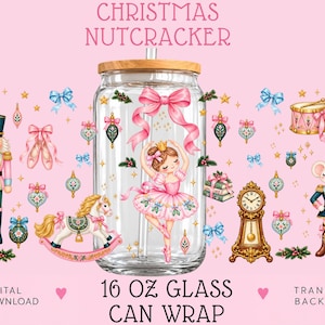 Può includere: Un bicchiere in vetro a forma di lattina con coperchio in bambù e cannuccia, decorato con un motivo di ballerina, schiaccianoci, cavallo a dondolo, topo soldato, orologio e ornamenti. Il testo recita CHRISTMAS NUTCRACKER 16 OZ GLASS CAN WRAP.