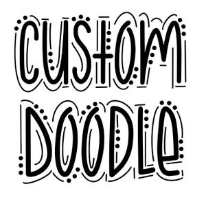 Könnte beinhalten: Schwarz-weiß Grafik mit den Worten "CUSTOM DOODLE" in einer fetten, verspielten Schriftart. Die Buchstaben sind mit dekorativen Linien und Punkten umrandet, auf weißem Hintergrund.