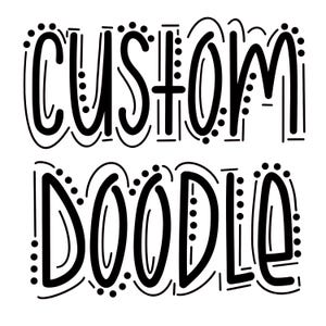 Può includere: Grafica in bianco e nero con le parole "CUSTOM DOODLE" in un carattere audace e giocoso. Le lettere sono delineate con linee e punti decorativi, creando un design stravagante su sfondo bianco.