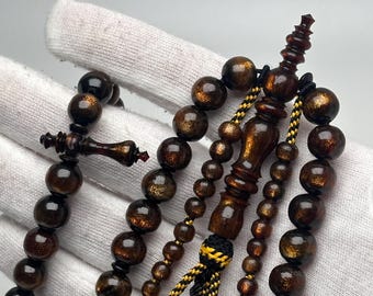 Tasbih Tijani in Yusr Khor – Schwarze Koralle mit goldenen Reflexen, gelber und schwarzer Faden | Kourous Artisanal