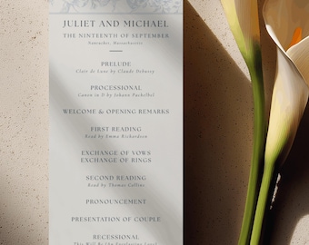 Puede incluir: Una tarjeta de programa de boda vertical en papel color crema con un encabezado floral azul claro. El texto dice: Juliet and Michael, The Nineteenth of September, Nantucket, Massachusetts, Prelude, Processional, Welcome, Readings, Vows, y Recessional.