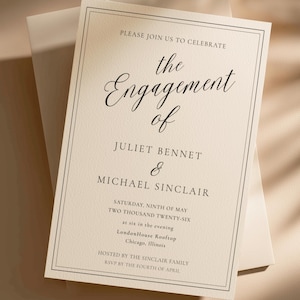 Peut inclure: Annonce de fiançailles crème avec texte noir. L'invitation indique « Veuillez vous joindre à nous pour célébrer les fiançailles de Juliet Bennet & Michael Sinclair ». Détails : date, heure et lieu à Chicago, Illinois.