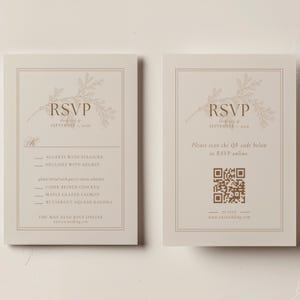 Op de afbeelding: Twee rechthoekige RSVP-kaarten in een lichtbeige kleur met donkerbruine tekst en een botanische lijntekening. De linkerkaart bevat lijnen voor gastnamen en maaltijdkeuzes. De rechterkaart bevat een QR-code voor online RSVP en een website-URL.