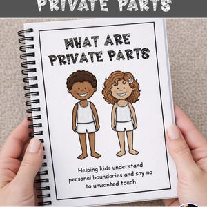 Puede incluir: Un letrero de madera hecho a mano con la palabra "Bienvenido" en una fuente juguetona. El letrero está pintado de blanco con un acabado envejecido y presenta un diseño floral en tonos rosas y verdes. Mide aproximadamente 30 cm de ancho.