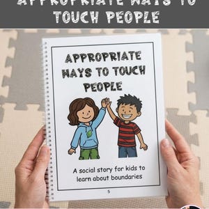 Puede incluir: Una taza de cerámica blanca con un asa negra y el texto "But First, Coffee" en un estilo manuscrito. La taza está sobre una superficie blanca. La taza mide 10 cm de alto.