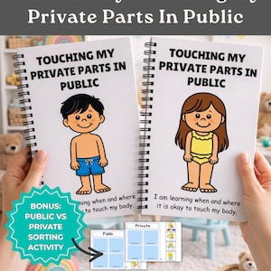 Puede incluir: Dos libros encuadernados en espiral abiertos con el título "Touching My Private Parts In Public". Uno muestra un niño de dibujos animados con pantalones cortos azules, el otro una niña con un traje de baño amarillo. Se incluye una actividad extra.