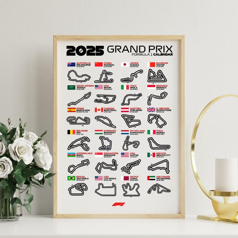 Puede incluir: Un calendario de F&oacute;rmula 1 Grand Prix 2025 enmarcado. El p&oacute;ster presenta los dise&ntilde;os de los circuitos de carreras como Australia, Jap&oacute;n y EE. UU., con el nombre y la fecha de cada circuito. El p&oacute;ster est&aacute; en un marco dorado.