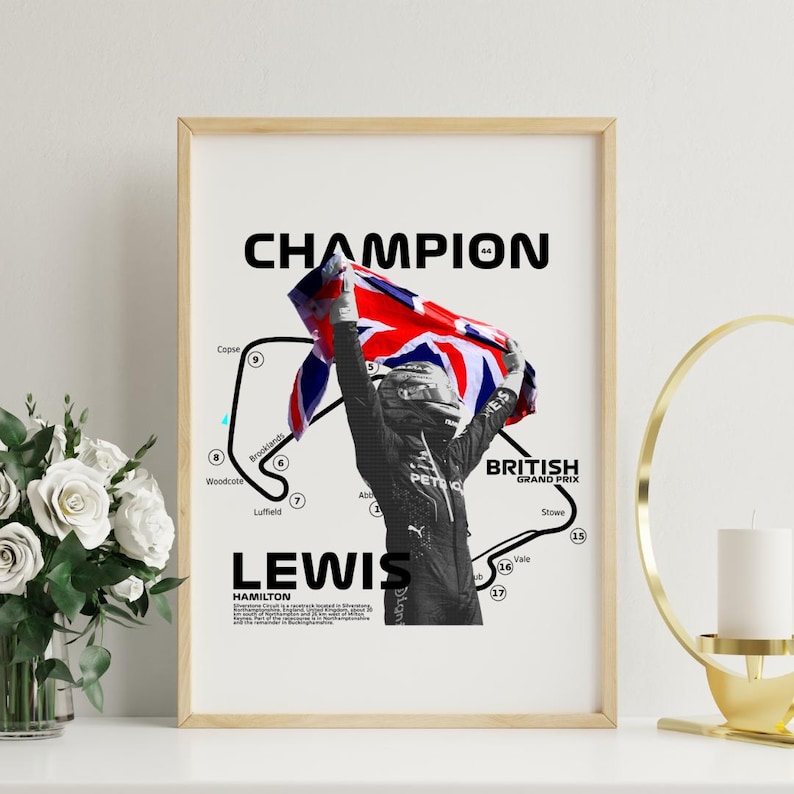Puede incluir: Impresi&oacute;n enmarcada que presenta a un campe&oacute;n de F&oacute;rmula 1 sosteniendo una bandera brit&aacute;nica. La impresi&oacute;n incluye el texto "CHAMPION" y "BRITISH GRAND PRIX", el nombre "LEWIS HAMILTON" y un mapa de la pista.