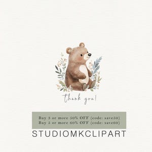Op de afbeelding: Waterverfillustratie van een zittende bruine beer met een witte buik, omringd door groen. De tekst "thank you!" is geschreven in een scriptlettertype. De afbeelding bevat ook de tekst "STUDIOMKCLIPART".