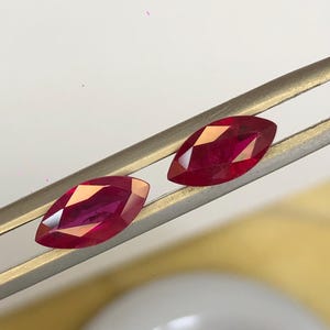 coppie 2,25 ct eccezionali rubini naturali a forma di marquea provenienti solo da Birmania/Myanmar calore