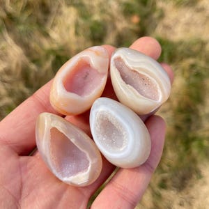 Natural Agate Geode Egg, Crystal Healing Stone, Spiritual Decor (15-30g)
